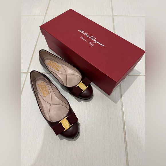 Authentic Salvatore Ferragamo Vara Bow Ballet Flats Matte Brown - 8/10 condition - Picture 1 of 7